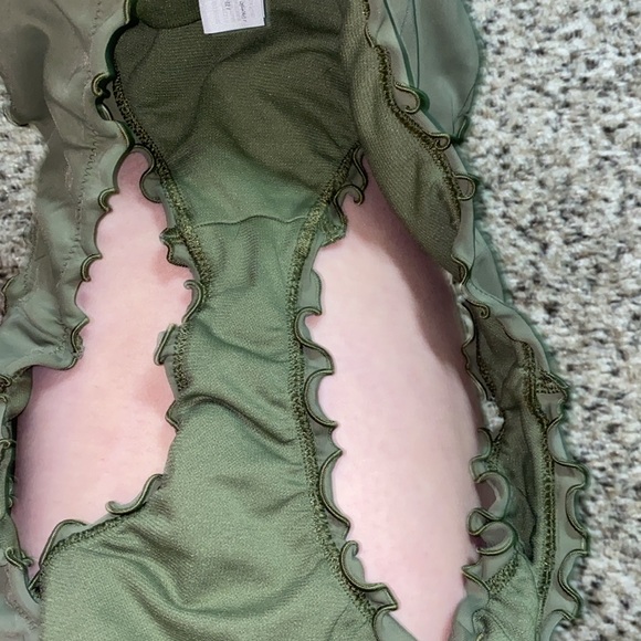 🐚Hollister Olive Green Ruffled Bikini Bottoms! - Picture 9 of 9